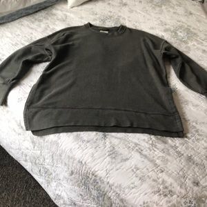 Aerie sweatshirt wit slits on the side like new never worn size medium